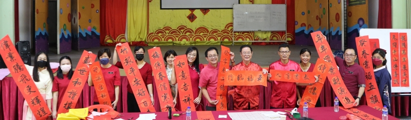 育才华中华文老师和嘉宾齐挥毫。左起是刘雪莉、张嘉纹、曹丽碧、蔡丽金、刘美莲、柯惠晴、李书明、温松钦、林松江、莫碧洁、李运强和李嘉欣。