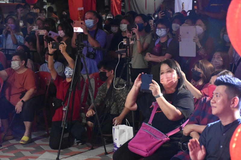 观众众多，场面热烈，还有许多人用手机拍摄表演。