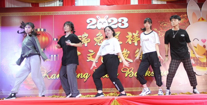 SoulStage的现代舞表演充满力量。