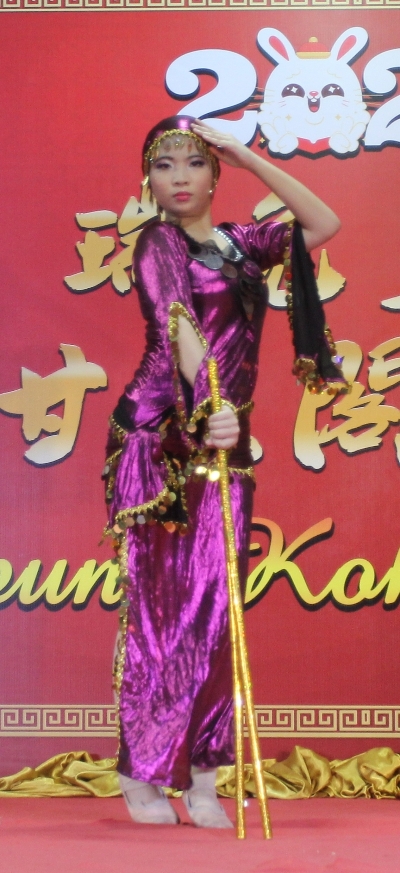 余萱琳的肚皮舞表演很到位。