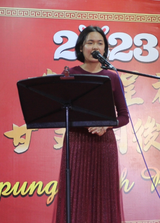 表演中还包括诗歌朗诵，由何君欣呈献。