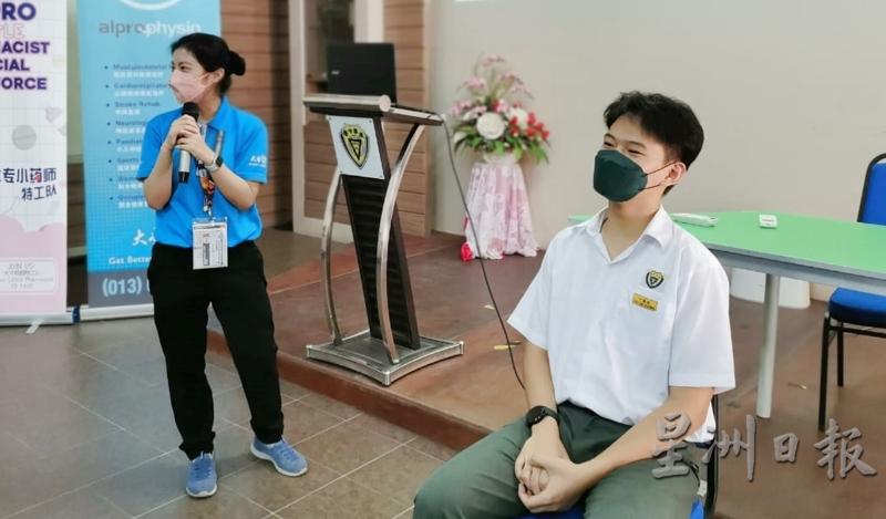蔡欣珂（站者）现场纠正学生的不良坐姿。