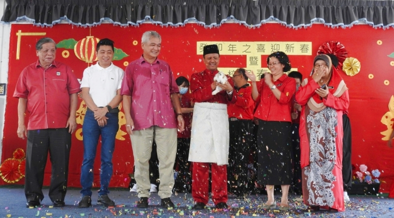 众嘉宾一同主持活动开幕仪式，左起为廖佛送、李成伟、林福泰、布特拉哈欣、祝丽蓉及教育县署官员。