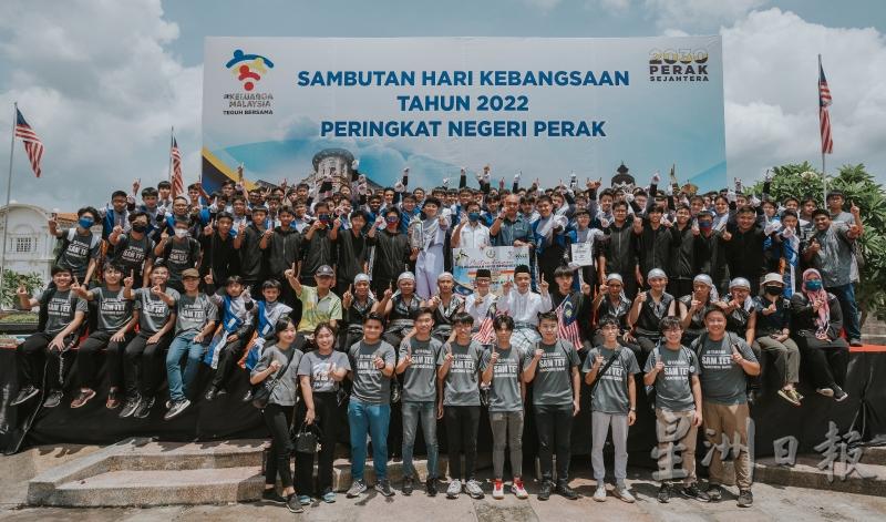 三德铜乐队2022年霹雳州国庆日大游行夺冠后，大合照记录高光时刻。