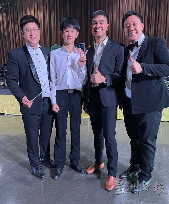 三德铜乐队与泰国正大管理学院附设中学乐团Satit PIM Wind Symphony联合演奏会中，双方教练和指挥员轮番上阵，包括三德室内指挥林智浩（左二）。
