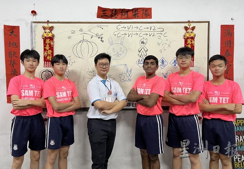 采访学记纪煜哲（左三）受访的三德铜乐队队员合照。左起是林智浩、潘永迅；右起是陈政宇、黄恩圣、哈欣。