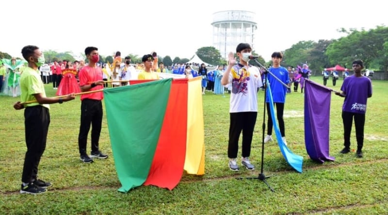 上一届运动会荣获最佳男运动员李劼霖出任运动员代表，带领学生宣誓。