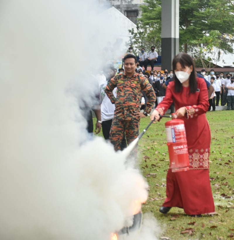 瞿美清校长亲自下场尝试灭火！