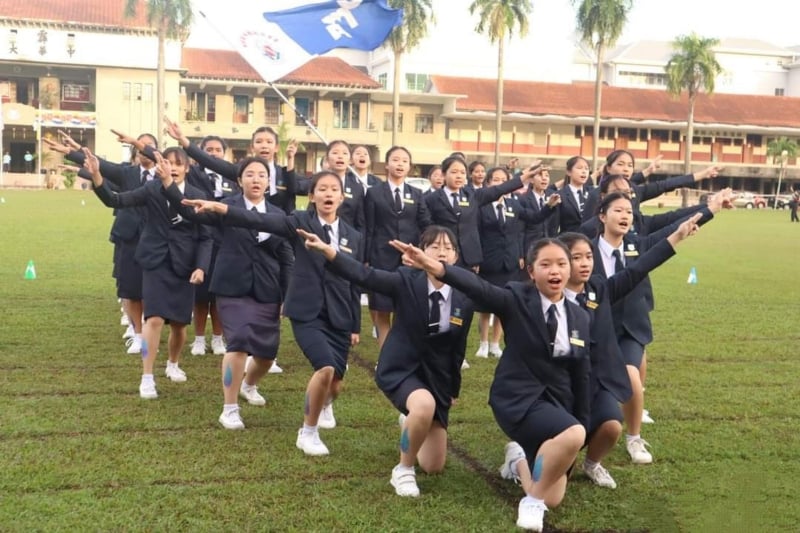 学长团帅气地展示队形，并自信地喊出口号。