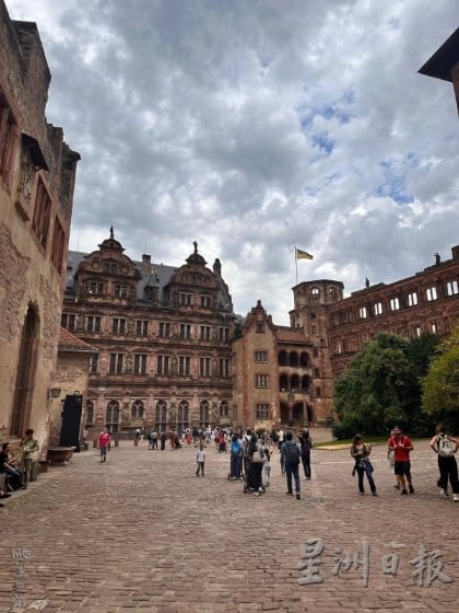 一起来参观这座宏伟壮丽的城堡——Heidelberg。