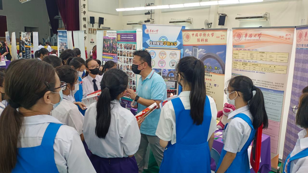 教育机构代表向学生介绍其大学。