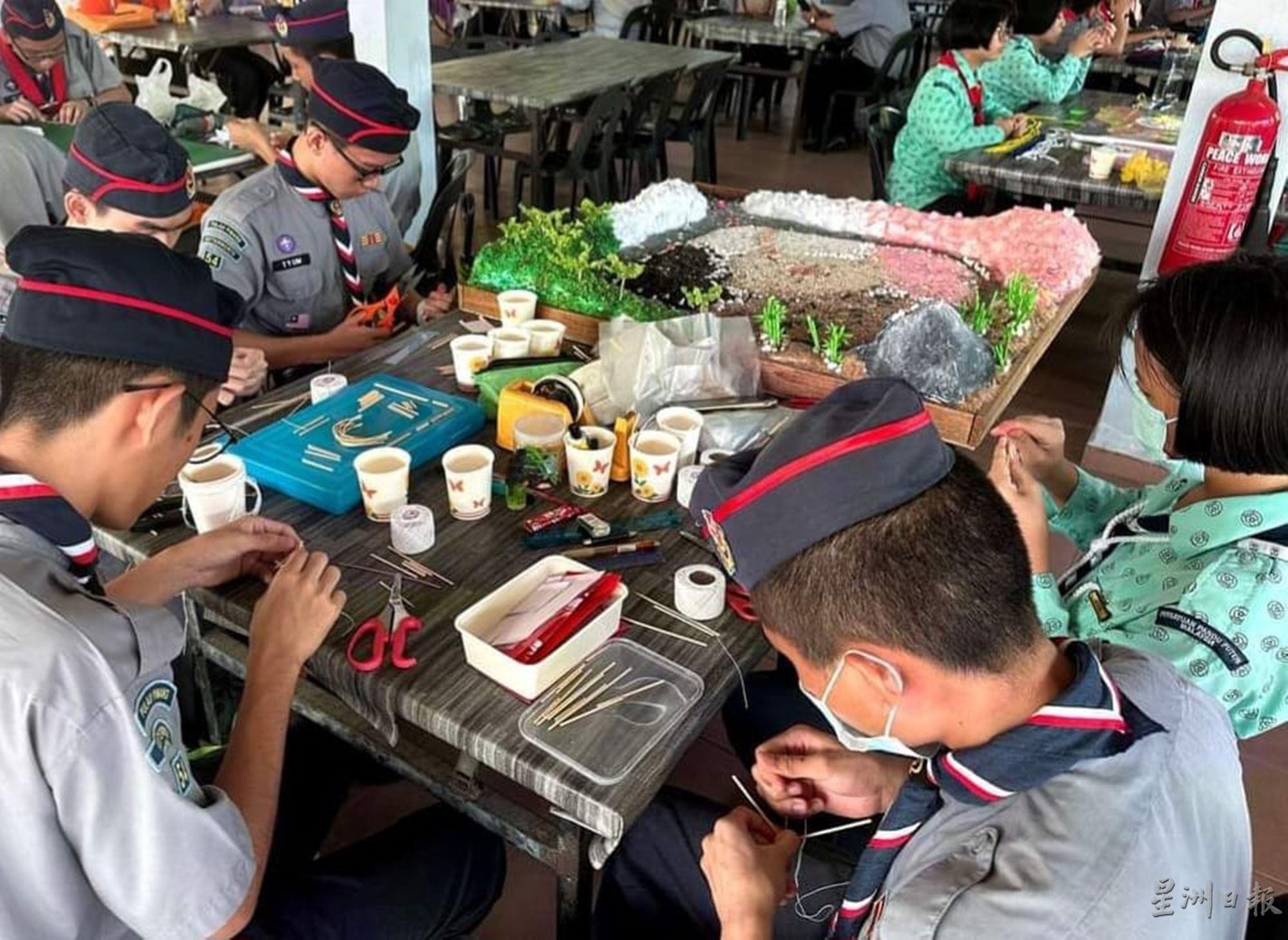 制作模型的参赛男女童军，在限定的时间里争分夺秒把模型制作好。