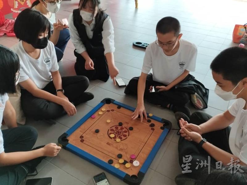 两校学生一起玩弹棋游戏。