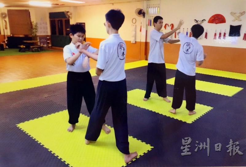 小学员们均认真学习咏春拳。